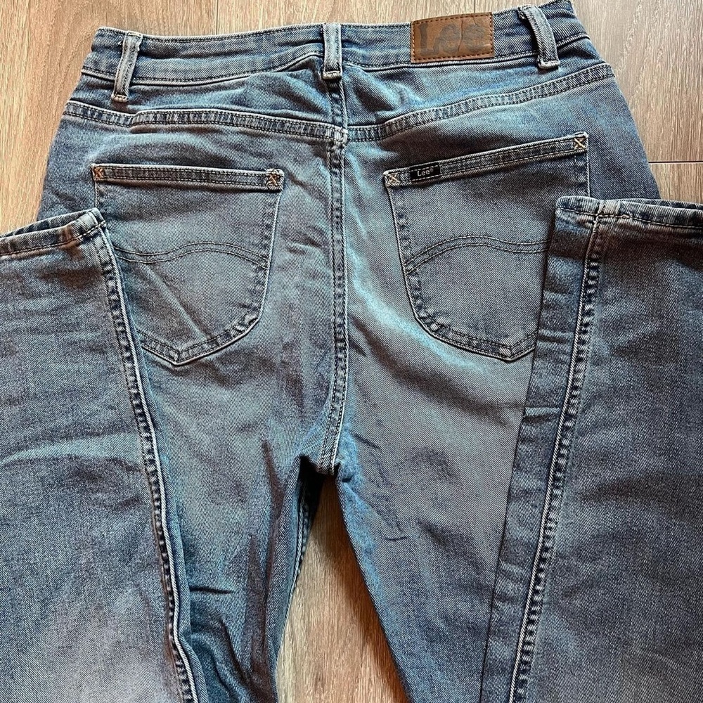 LEE- LIGHT WASH SKINNY JEANS W/ POCKET DESIGN